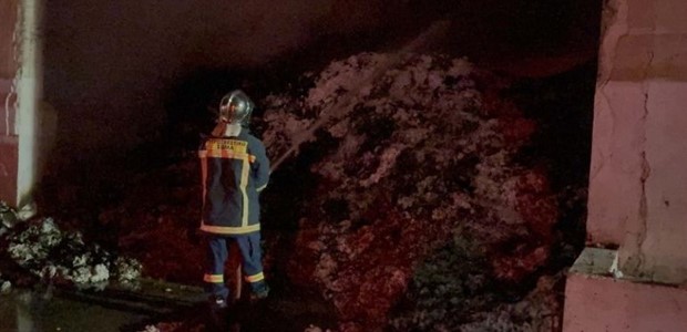 Στις φλόγες εργοστάσιο βαμβακιού στα Τρίκαλα